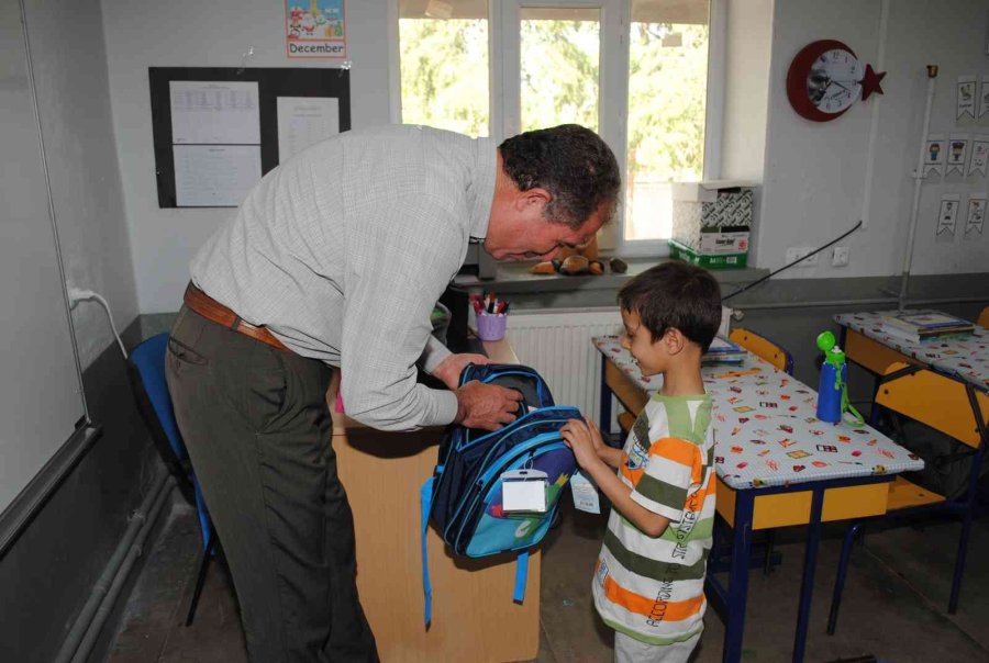 Minik Öğrencilere Çanta Ve Kırtasiye Seti Hediyesi
