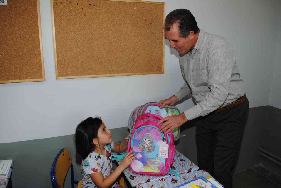 Minik Öğrencilere Çanta Ve Kırtasiye Seti Hediyesi