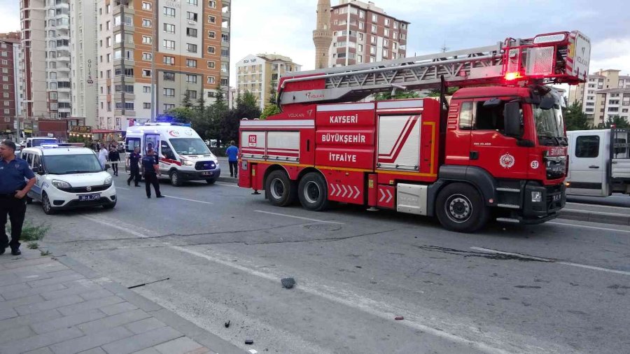 Kayseri’de 3 Araç Çarpıştı, Ortalık Savaş Alanına Döndü: 1’i Ağır 3 Yaralı