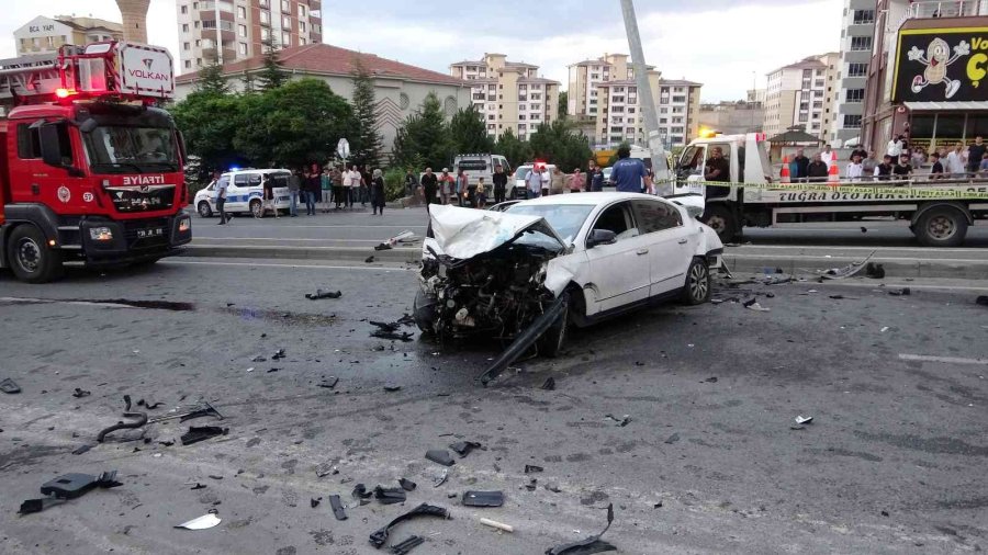 Kayseri’de 3 Araç Çarpıştı, Ortalık Savaş Alanına Döndü: 1’i Ağır 3 Yaralı