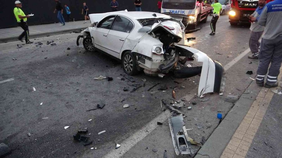 Kayseri’de 3 Araç Çarpıştı, Ortalık Savaş Alanına Döndü: 1’i Ağır 3 Yaralı