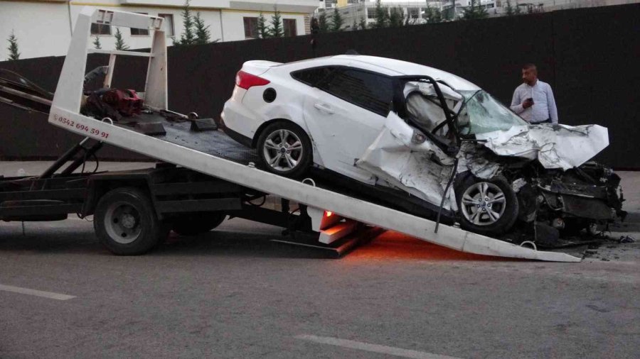 Kayseri’de 3 Araç Çarpıştı, Ortalık Savaş Alanına Döndü: 1’i Ağır 3 Yaralı