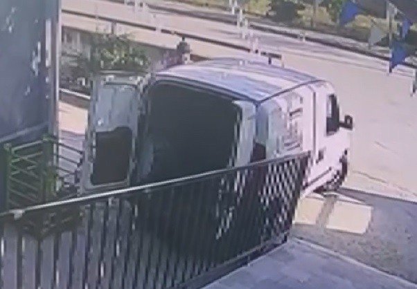 5 Dakikalığına İndiği Aracı Saniyeler İçinde Soyuldu