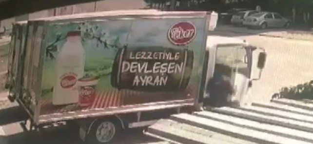 5 Dakikalığına İndiği Aracı Saniyeler İçinde Soyuldu