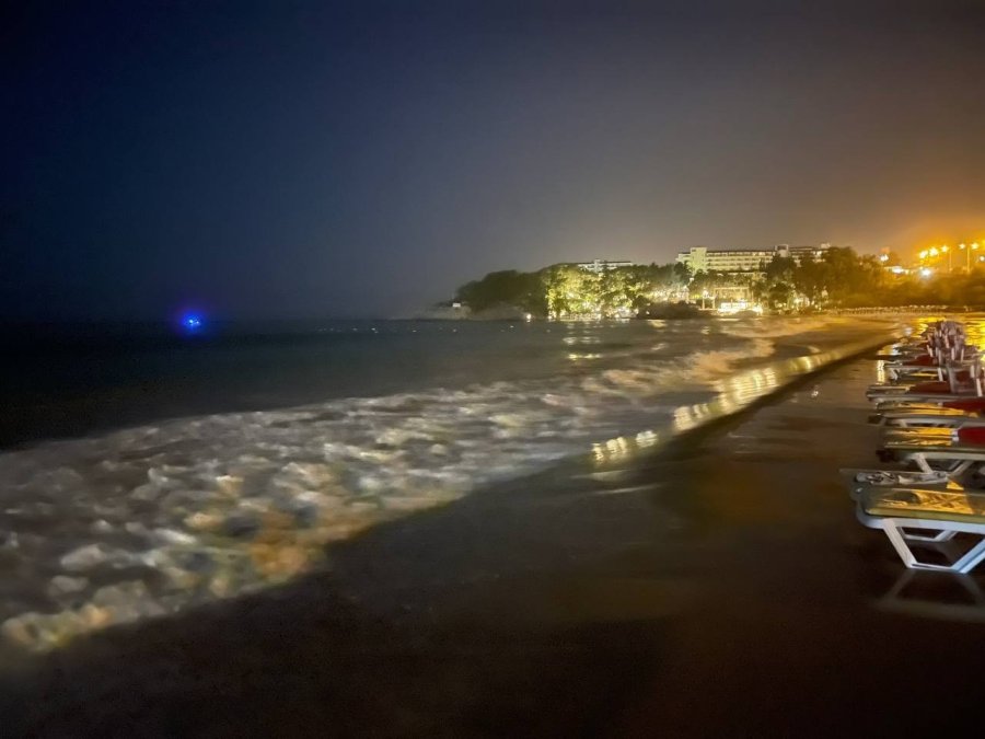 Dalgalar Plajı Göle Çevirdi, İşletmeci Neye Uğradığını Şaşırdı