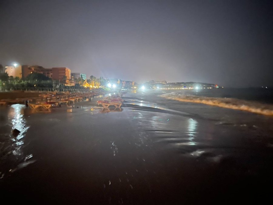 Dalgalar Plajı Göle Çevirdi, İşletmeci Neye Uğradığını Şaşırdı