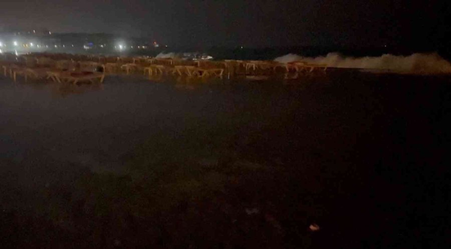 Dalgalar Plajı Göle Çevirdi, İşletmeci Neye Uğradığını Şaşırdı