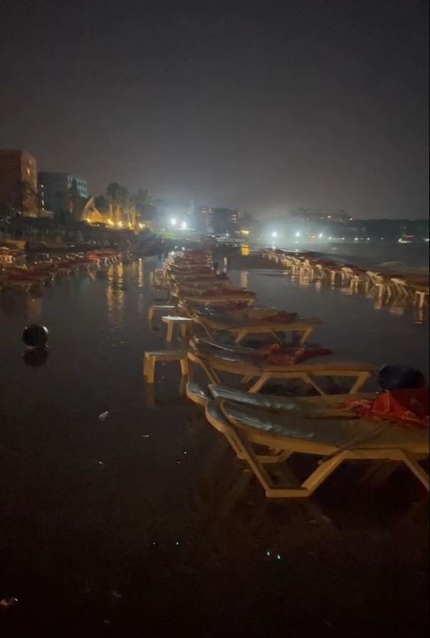 Dalgalar Plajı Göle Çevirdi, İşletmeci Neye Uğradığını Şaşırdı