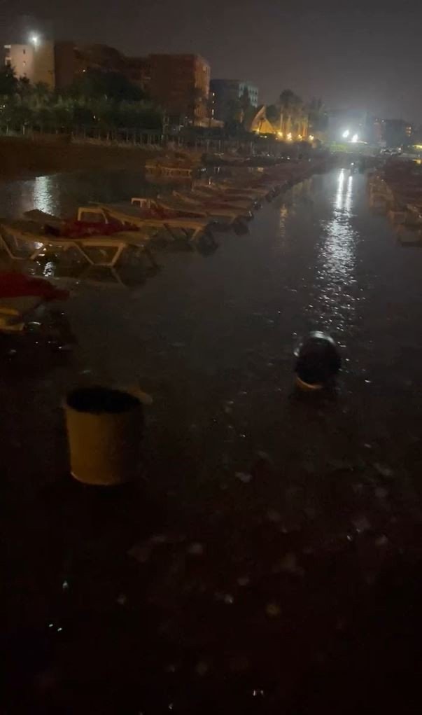 Dalgalar Plajı Göle Çevirdi, İşletmeci Neye Uğradığını Şaşırdı