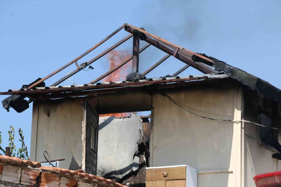 Müstakil Evin Terası Çıkan Yangında Küle Döndü