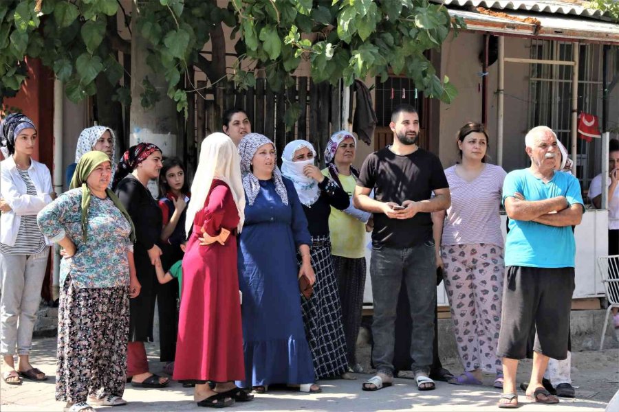 Müstakil Evin Terası Çıkan Yangında Küle Döndü