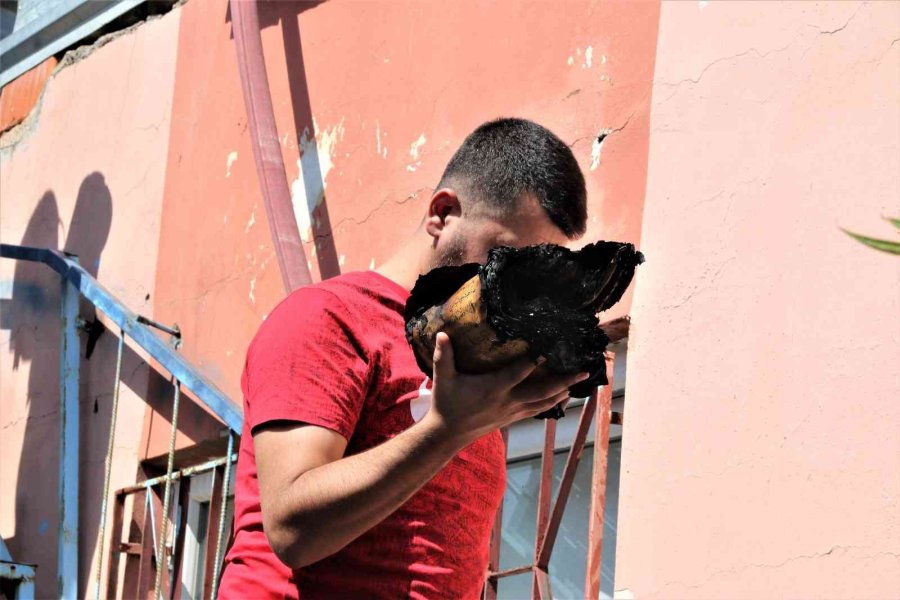 Müstakil Evin Terası Çıkan Yangında Küle Döndü