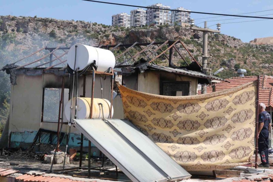 Müstakil Evin Terası Çıkan Yangında Küle Döndü