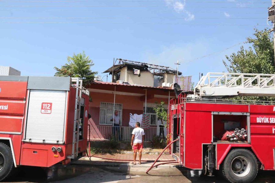 Müstakil Evin Terası Çıkan Yangında Küle Döndü