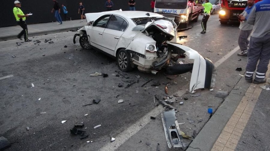 Ortalığı Savaş Alanına Çeviren Kaza Güvenlik Kamerasında