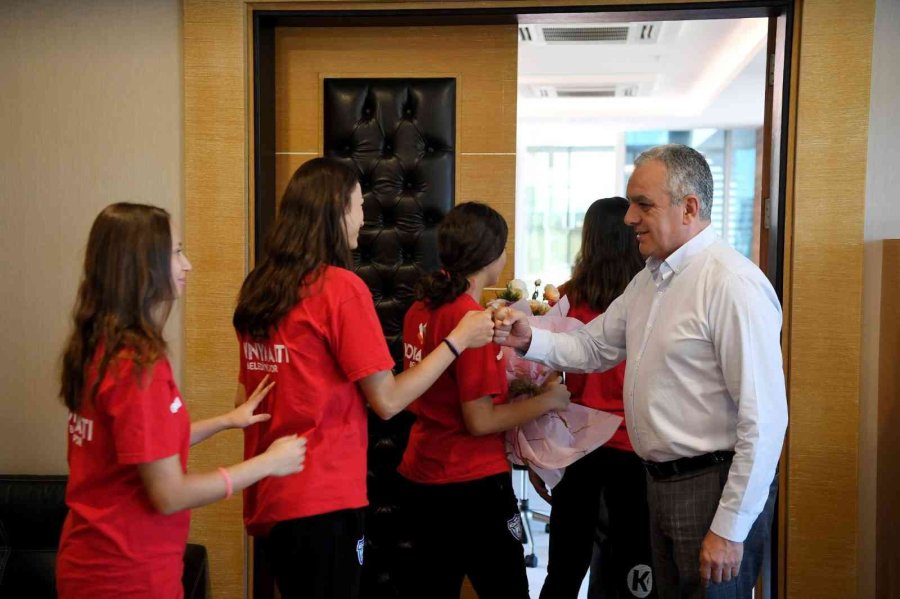 Başkan Esen’den Kadın Hentbol Altyapı Takımına Destek Sözü