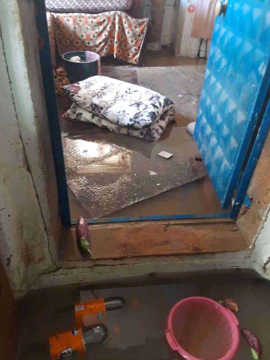 Kanal Borusu Patladı, Evleri Su Bastı