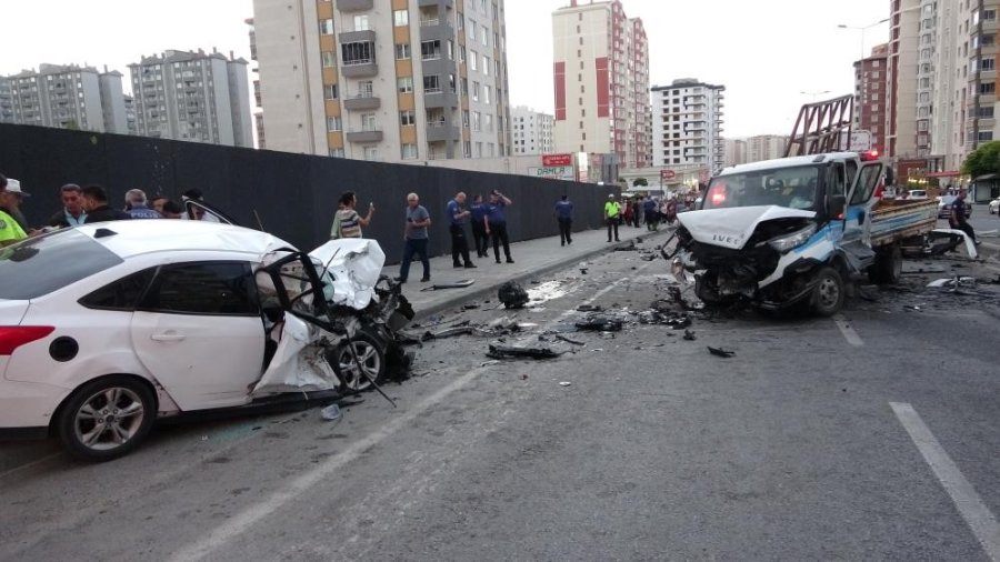 Ortalığı Savaş Alanına Çeviren Kaza Güvenlik Kamerasında