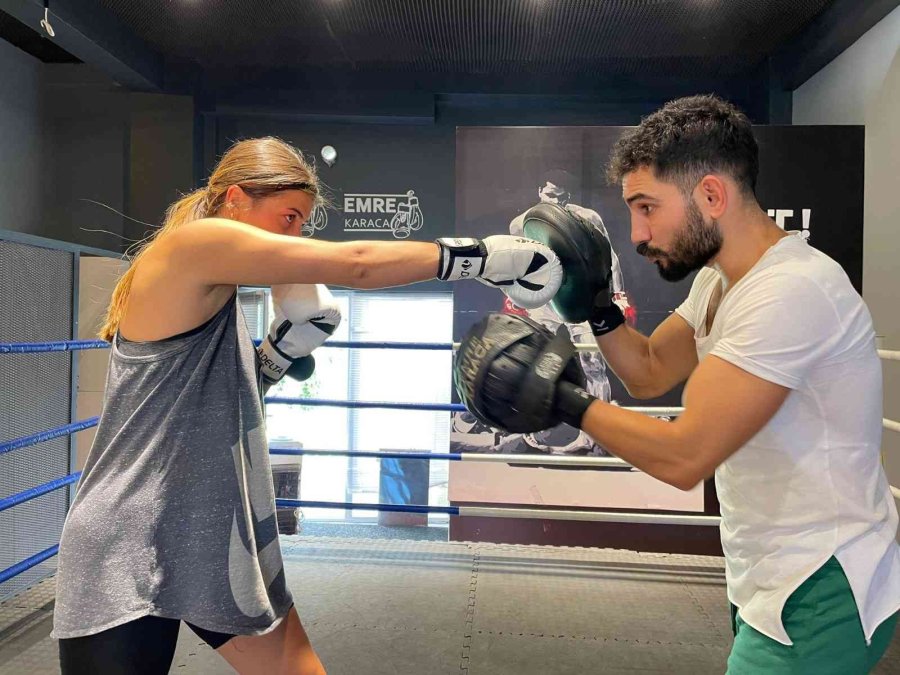 Milli Dövüşçü Karaca, Kadınların Kendisini Savunması İçin Ter Döküyor