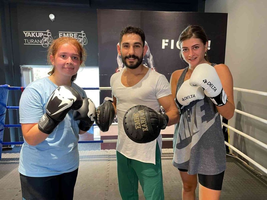 Milli Dövüşçü Karaca, Kadınların Kendisini Savunması İçin Ter Döküyor