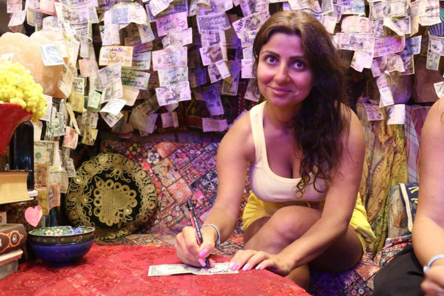 80 Ülke Vatandaşından Alıp Üzerine Güzel Dileklerini Yazdırdığı Hatır Paralar Dükkanı Süslüyor