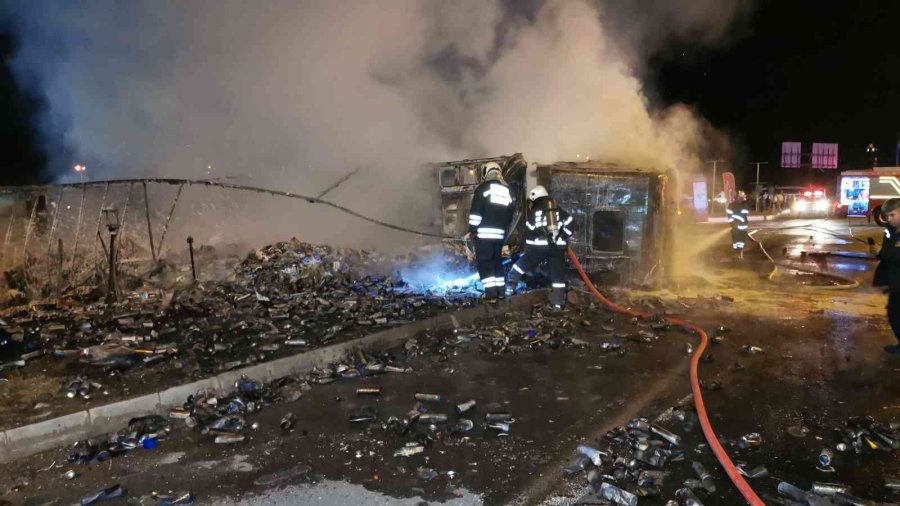 Aksaray’da Alev Topuna Dönen Tır Geceyi Aydınlattı