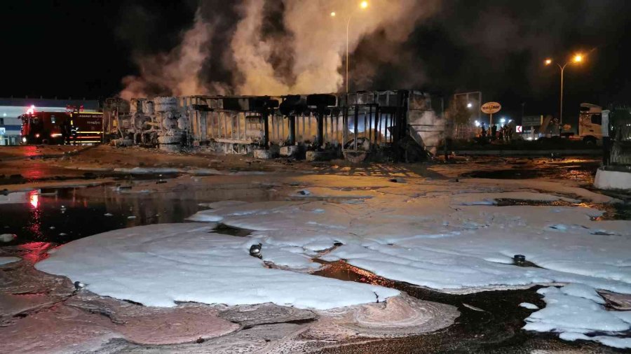 Aksaray’da Alev Topuna Dönen Tır Geceyi Aydınlattı
