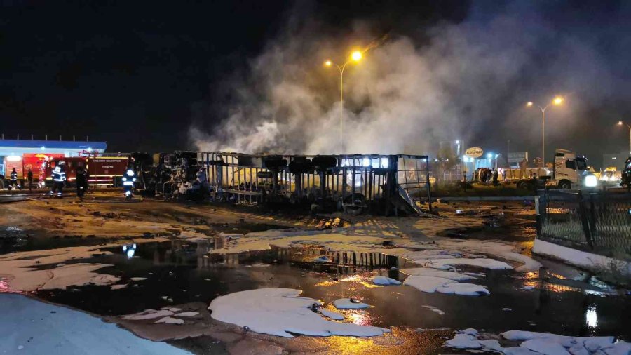 Aksaray’da Alev Topuna Dönen Tır Geceyi Aydınlattı