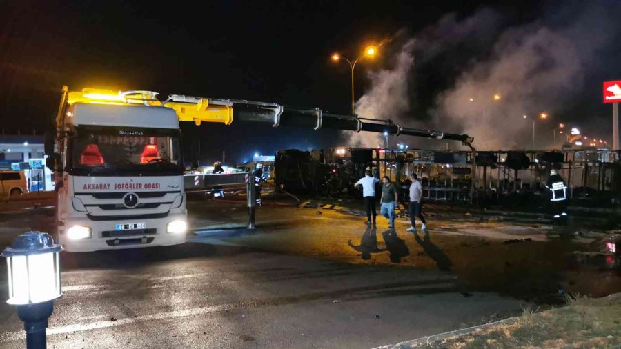 Aksaray’da Alev Topuna Dönen Tır Geceyi Aydınlattı