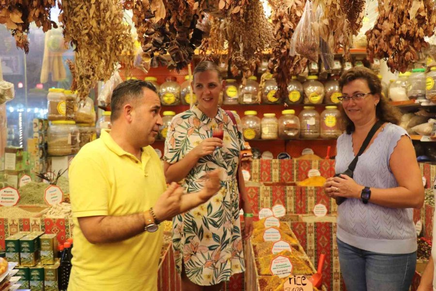 80 Ülke Vatandaşından Alıp Üzerine Güzel Dileklerini Yazdırdığı Hatır Paralar Dükkanı Süslüyor