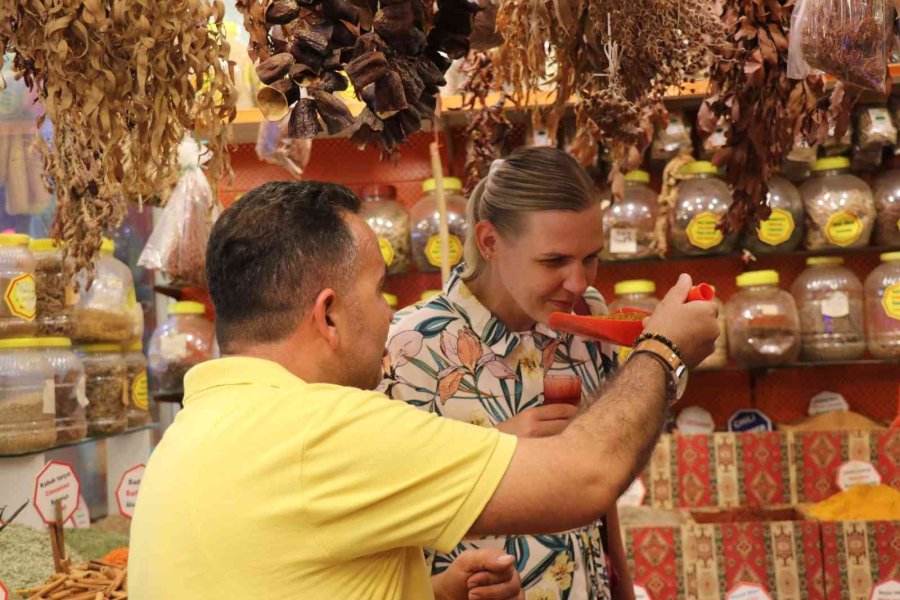 80 Ülke Vatandaşından Alıp Üzerine Güzel Dileklerini Yazdırdığı Hatır Paralar Dükkanı Süslüyor