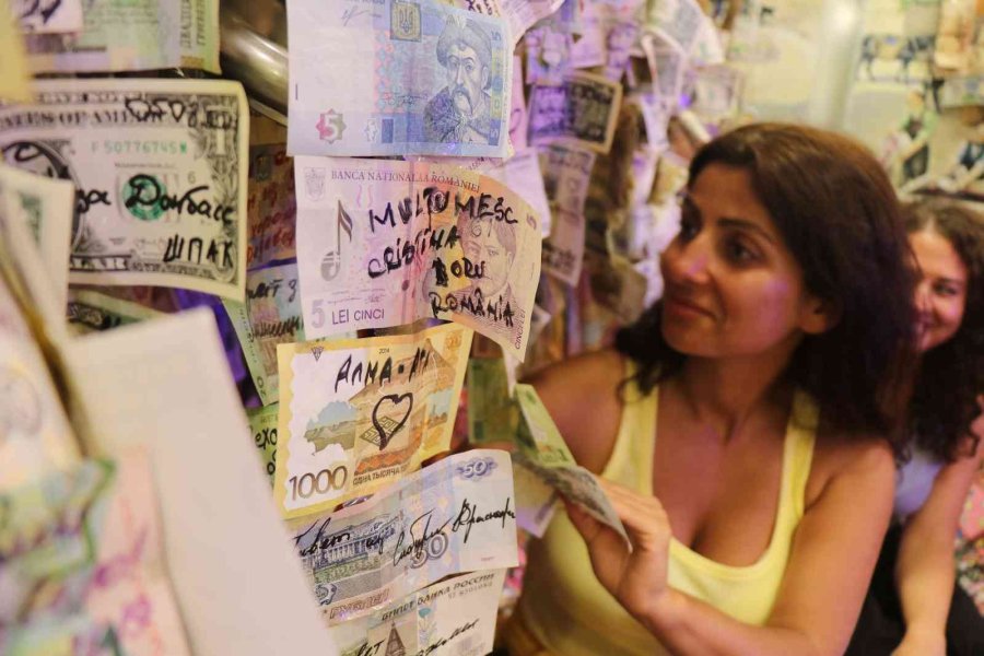 80 Ülke Vatandaşından Alıp Üzerine Güzel Dileklerini Yazdırdığı Hatır Paralar Dükkanı Süslüyor