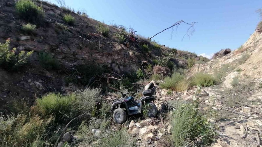 Atv Turu Yapan Turist Kadın 50 Metreden Düştü, Eşi Arkasından Gidince Ağaca Takılı Kaldı