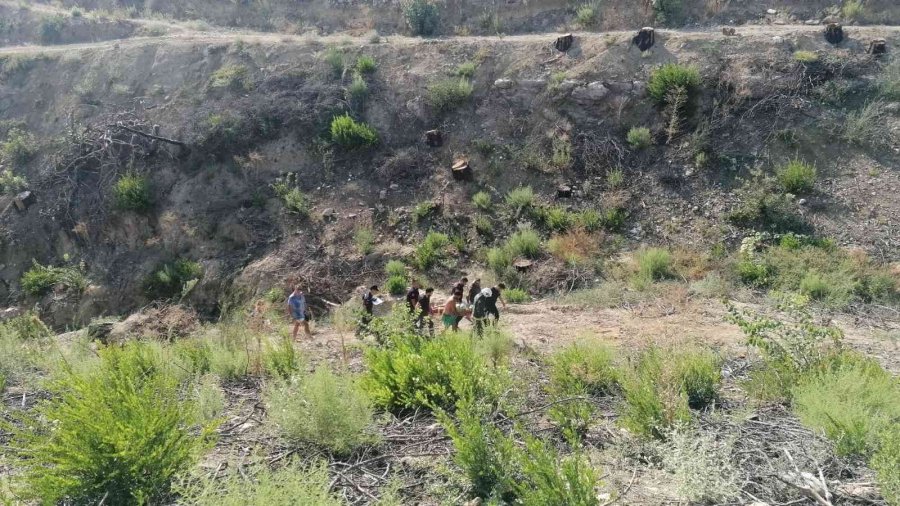Atv Turu Yapan Turist Kadın 50 Metreden Düştü, Eşi Arkasından Gidince Ağaca Takılı Kaldı
