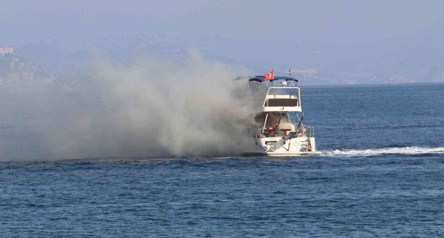 Alanya’da Lüks Yat Denizin Ortasında Alev Aldı, 6 Kişi Botlarla Kurtarıldı