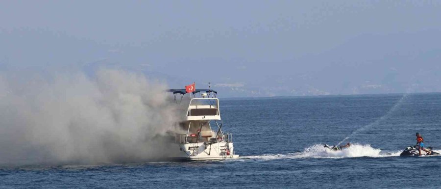 Alanya’da Lüks Yat Denizin Ortasında Alev Aldı, 6 Kişi Botlarla Kurtarıldı