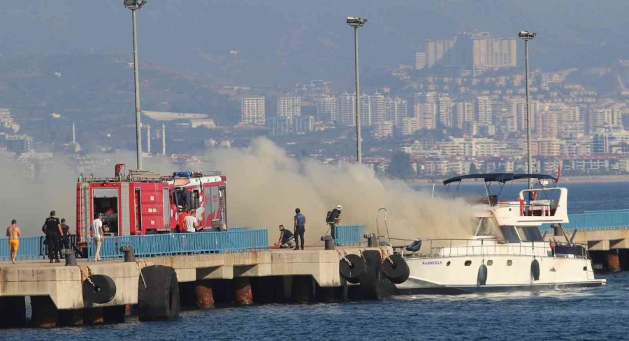 Alanya’da Lüks Yat Denizin Ortasında Alev Aldı, 6 Kişi Botlarla Kurtarıldı