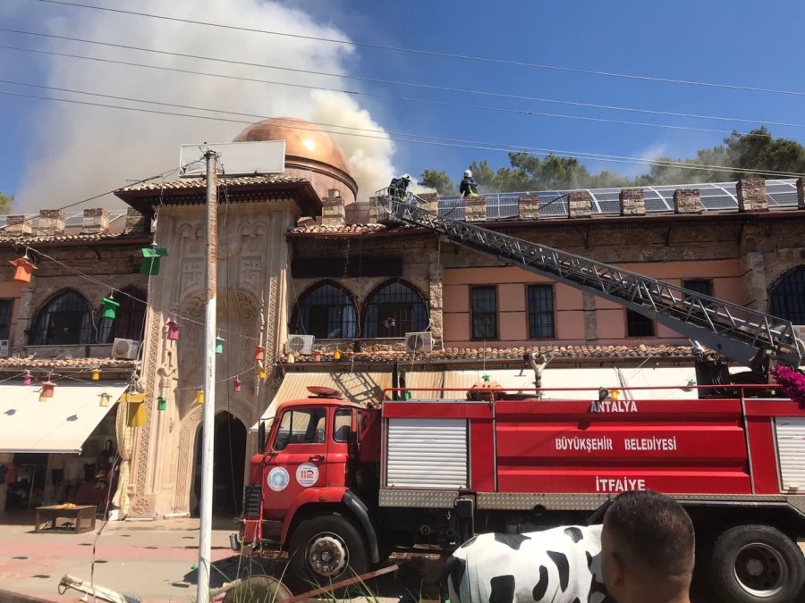 Tarihi Selçuklu Hamamının Çatısında Yangın