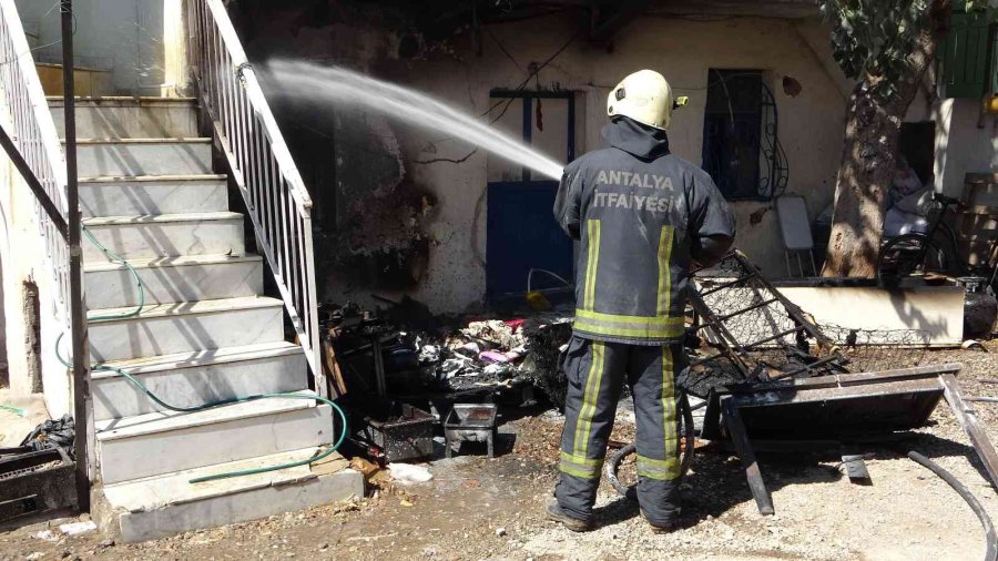 Tarım İşçilerinin Kaldığı Ev Çıkan Yangında Kullanılamaz Hale Geldi