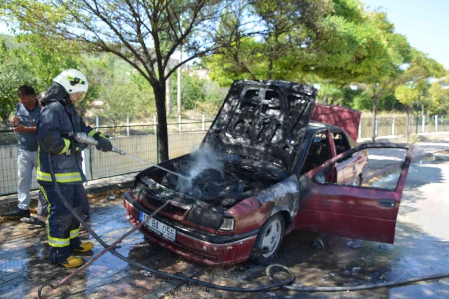 Hareket Halindeki Otomobil Yandı