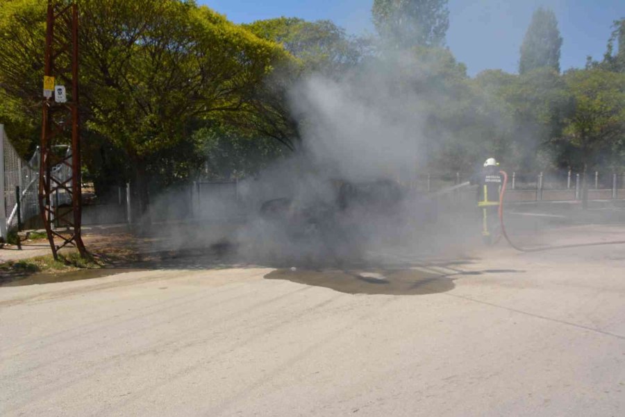 Hareket Halindeki Otomobil Yandı