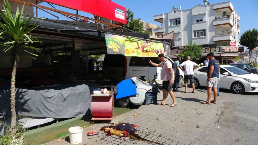 Kazaya Karışan Panelvan Manav Tezgahına Daldı, 3 Kişi Ölümden Kıl Payı Kurtuldu