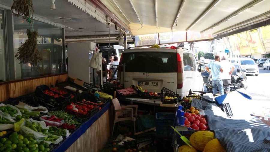 Kazaya Karışan Panelvan Manav Tezgahına Daldı, 3 Kişi Ölümden Kıl Payı Kurtuldu