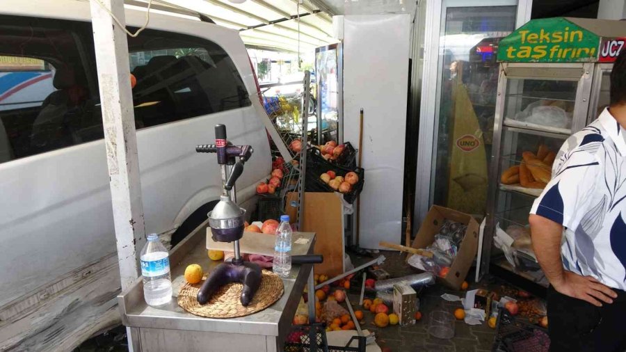 Kazaya Karışan Panelvan Manav Tezgahına Daldı, 3 Kişi Ölümden Kıl Payı Kurtuldu