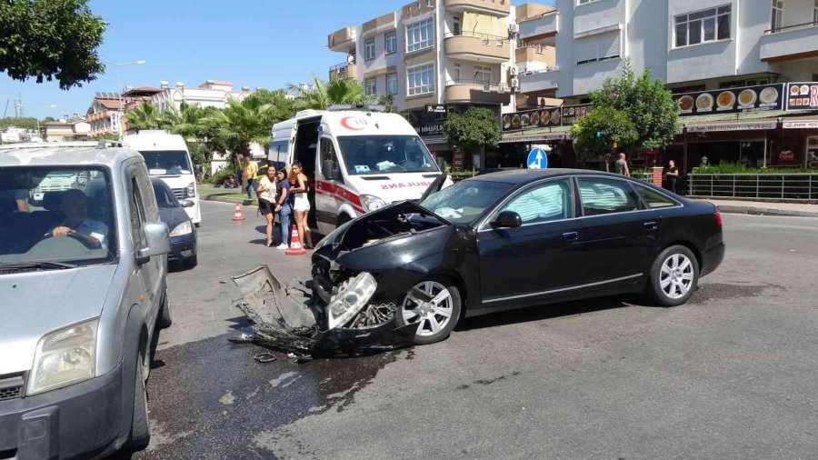 Kazaya Karışan Panelvan Manav Tezgahına Daldı, 3 Kişi Ölümden Kıl Payı Kurtuldu