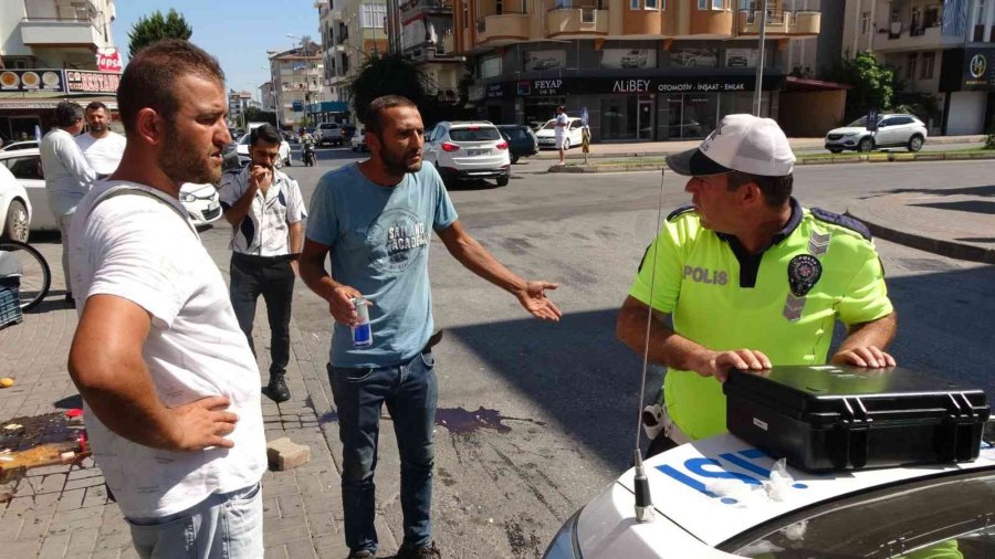 Kazaya Karışan Panelvan Manav Tezgahına Daldı, 3 Kişi Ölümden Kıl Payı Kurtuldu