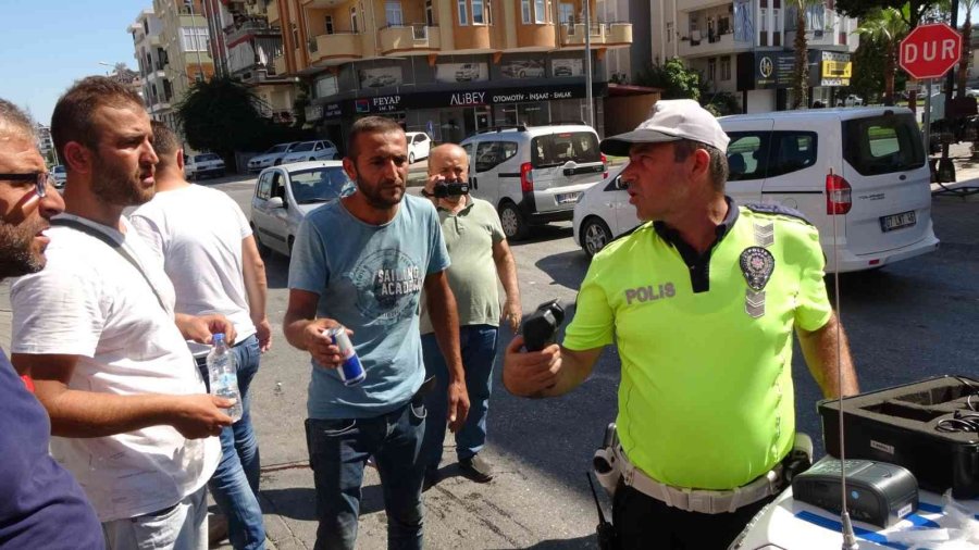 Kazaya Karışan Panelvan Manav Tezgahına Daldı, 3 Kişi Ölümden Kıl Payı Kurtuldu