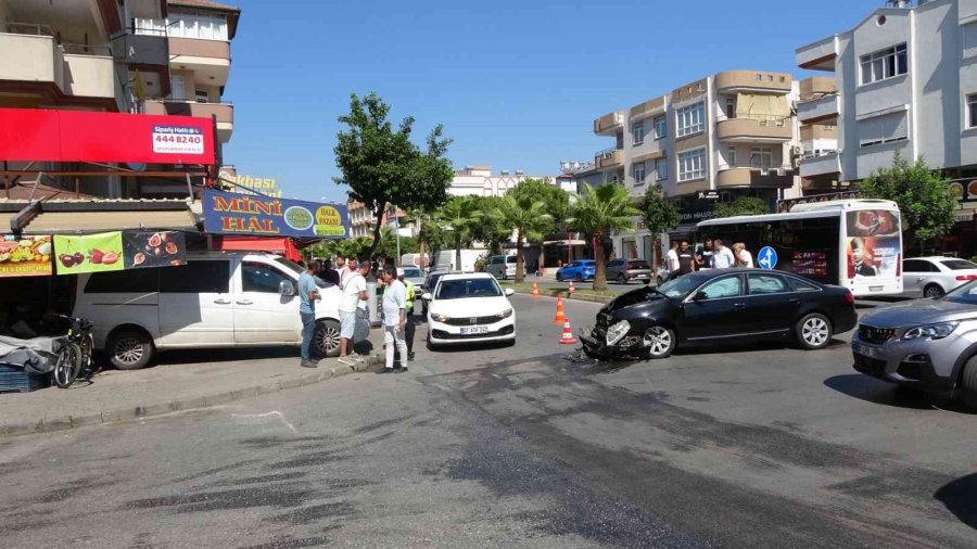 Kazaya Karışan Panelvan Manav Tezgahına Daldı, 3 Kişi Ölümden Kıl Payı Kurtuldu