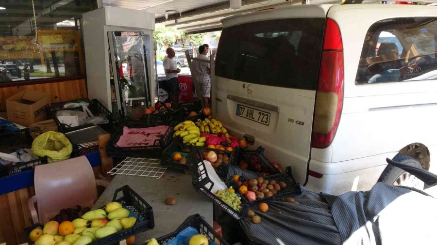 Kazaya Karışan Panelvan Manav Tezgahına Daldı, 3 Kişi Ölümden Kıl Payı Kurtuldu