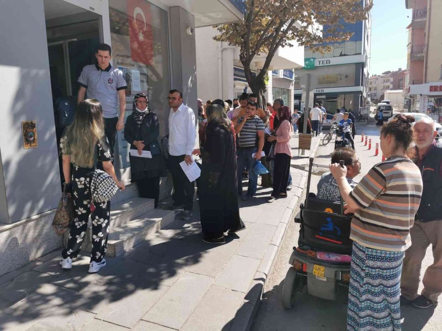 Aksaray’da Banka Önlerinde Toki Kuyruğu